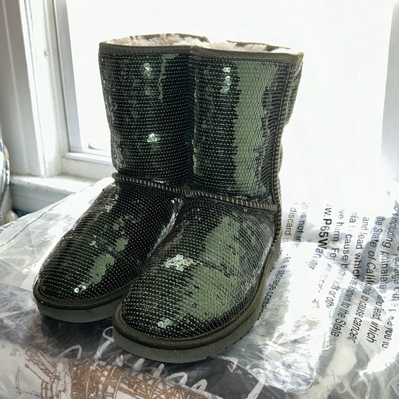 Sequence green UGGs size 7 - Picture 3 of 6